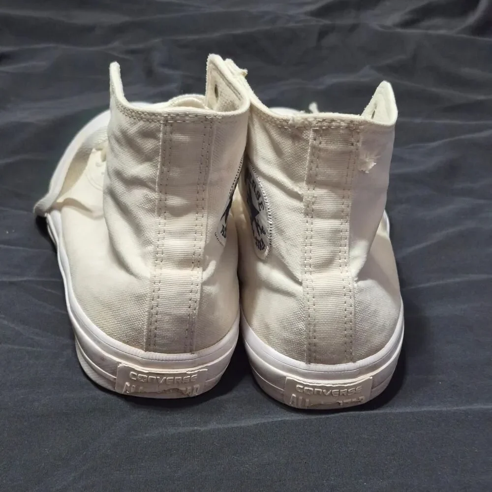 Discontinued Chuck Taylor II Unisex White and Cream Converse Size 7/9